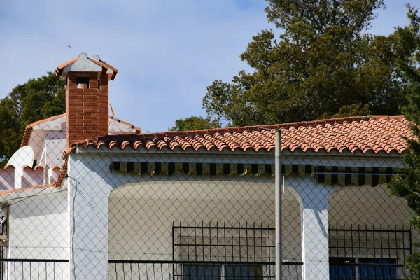 Tak Över Ett Hus Med Blå Himmel — Stockfoto