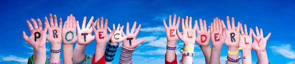 Kids Hands Holding Colorido Inglés Palabra Proteger Los Ancianos Cielo — Foto de Stock