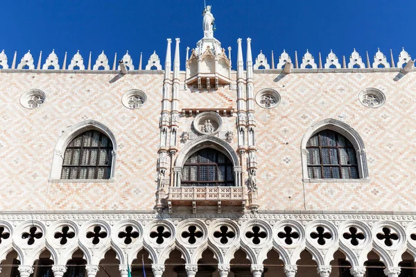 マルコ広場のドゥカーレ宮殿 Palazzo Ducale ファサード 半額宮殿 ヴェネツィア ヴェネツィアのドージェの住居であった 博物館がここで現在置かれて — ストック写真