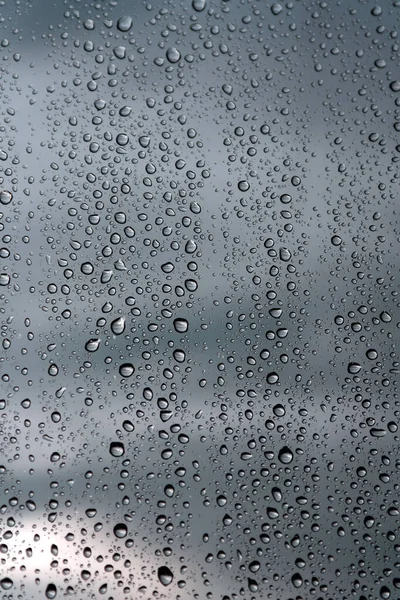 雨滴在玻璃杯上 — 图库照片