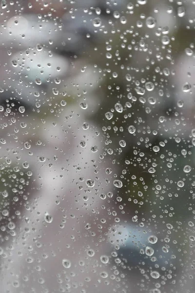 雨がガラスに降ったり閉じたり — ストック写真