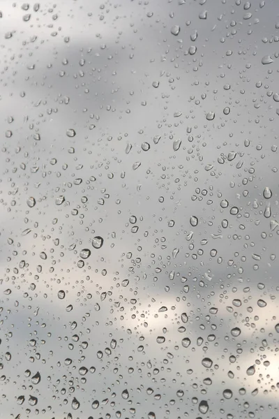 雨がガラスに降ったり閉じたり — ストック写真