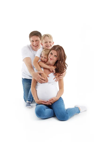 Vriendelijke Familie Echtgenoot Met Twee Zonen Glimlachen Omhelzen Zwangere Vrouw — Stockfoto