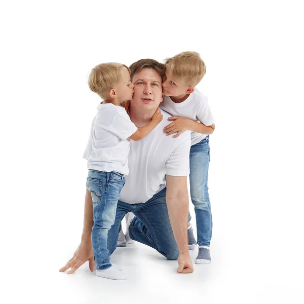 Дружеская Семья Маленькие Дети Обнимают Целуют Отца Белом Фоне Счастливый — стоковое фото