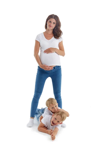 Famiglia Amichevole Due Piccoli Figli Sono Sdraiati Vicino Alla Madre — Foto Stock