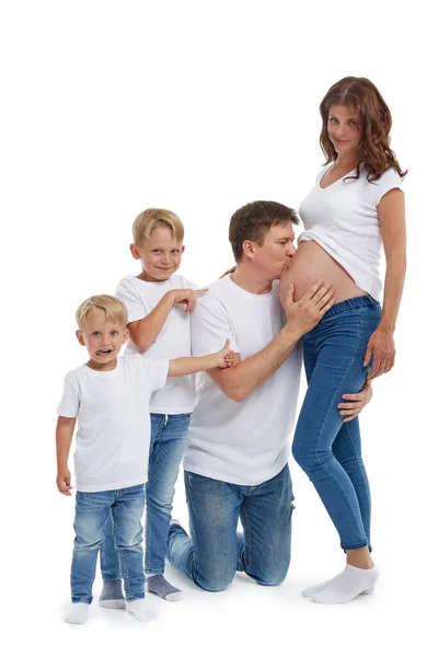 Vänlig Familj Make Med Två Söner Ler Och Omfamnar Gravid — Stockfoto