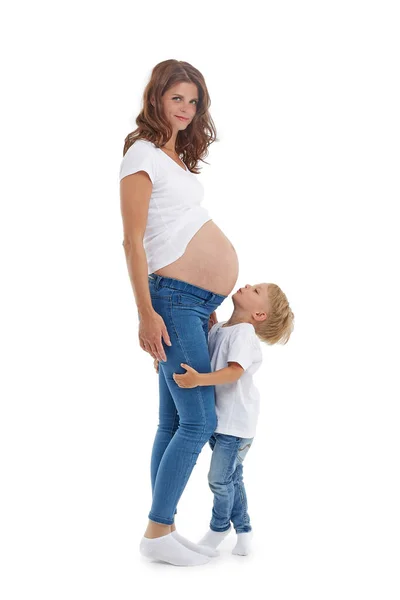 Vriendelijke Familie Kleine Zoon Omarmt Kust Zwangere Moeder Geïsoleerd Een — Stockfoto