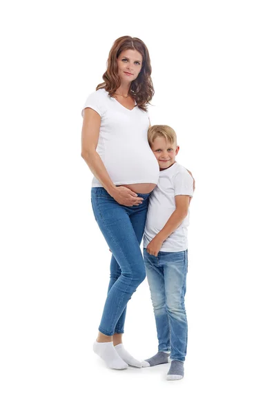 Família Amigável Filho Pequeno Mãe Grávida Estão Abraçando Isolado Fundo — Fotografia de Stock