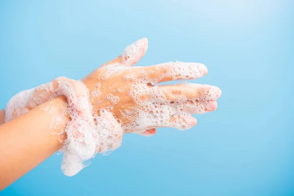 Close Lichaamsverzorging Aziatische Jonge Vrouw Wassen Handen Met Zeep Hebben — Stockfoto