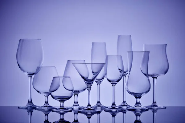 Set Glazen Voor Verschillende Alcoholische Dranken Cocktails Lichtgrijze Achtergrond Leeg — Stockfoto