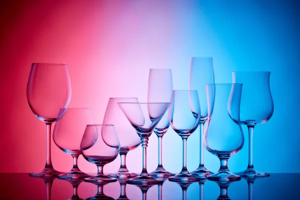 Uppsättning Glasögon För Olika Alkoholhaltiga Drycker Och Cocktails Ljusröd Blå — Stockfoto