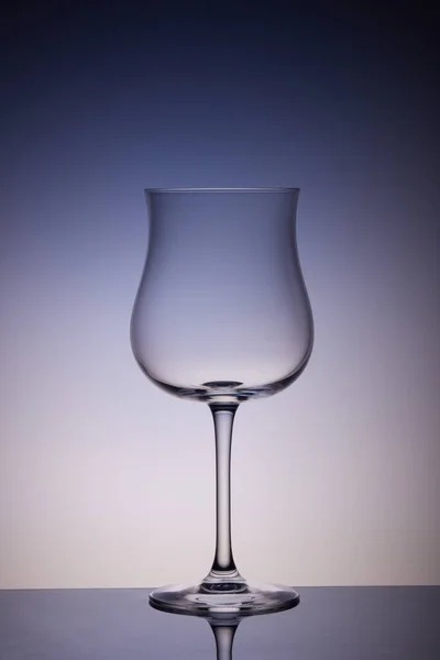 Üres Borosüveg Többszínű Gradiens Háttérrel — Stock Fotó