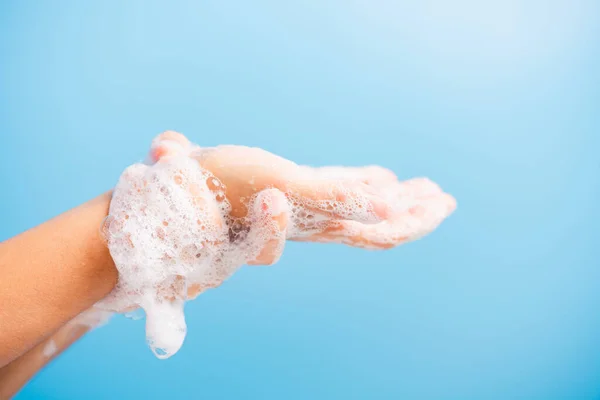 Zbliżenie Pielęgnacja Ciała Azjatycka Młoda Kobieta Myjąca Ręce Mydłem Posiada — Zdjęcie stockowe