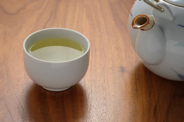 Grüner Tee Und Eine Tasse Kaffee Auf Einem Holztisch — Stockfoto