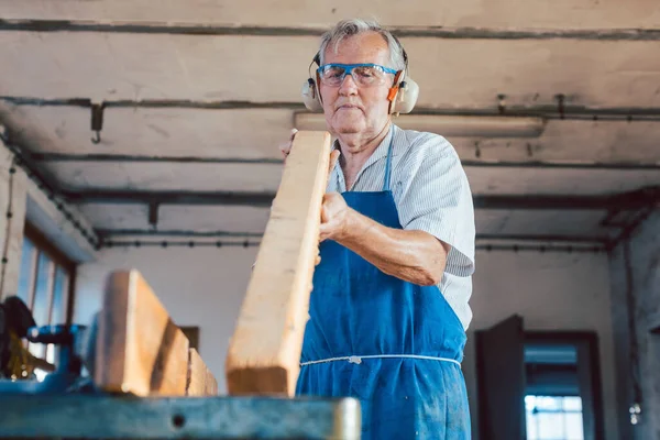 Portrait Senior Man Saw Wooden Board — Stock Photo, Image