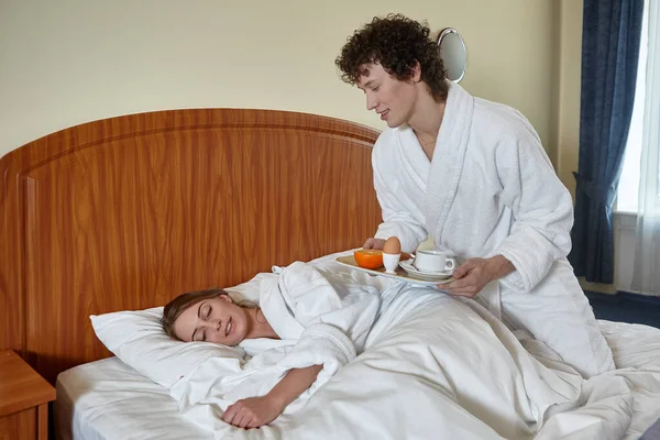 Çift Yatakta Kahvaltı Yapıyor — Stok fotoğraf