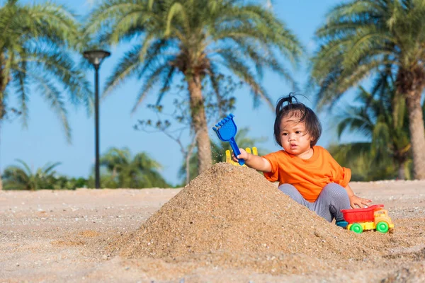 Азійська Тайська Щаслива Маленька Весела Дівчинка Яка Смішно Копає Іграшку — стокове фото