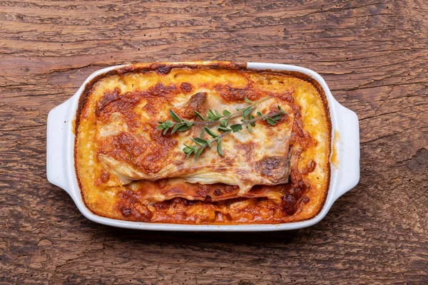 Panoramica Una Lasagna Cotta Legno — Foto Stock