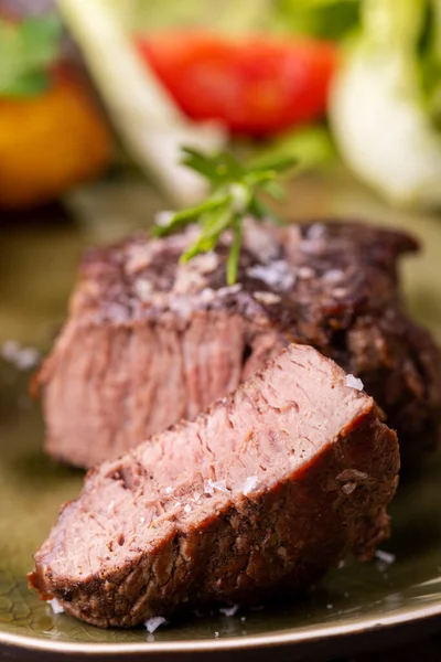 Gegrilltes Saftiges Steak Auf Einem Teller — Stockfoto