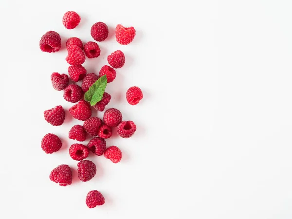 Haufen Frisch Reifer Roter Himbeeren Mit Grünem Blatt Auf Weißem — Stockfoto