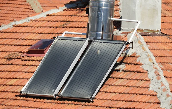 Warmwasser Mit Solaranlage Warmwassersysteme Auf Dächern — Stockfoto