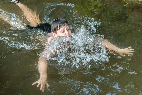 Niño Nadando Estanque Salpicaduras Agua — Foto de Stock