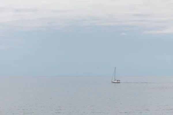 Білий Човен Пливе Через Спокійне Море Атлантичному Океані — стокове фото