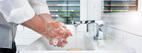 石鹸とお湯で手をよく洗ってください 頻繁な手洗いを通してコロナウイルスから保護します 衛生概念の背景 — ストック写真