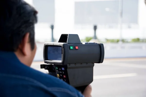 Homme Avec Caméra Enregistrement Vidéo Dans Rue — Photo