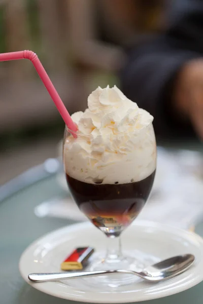 Närbild Bild Ett Glas Kaffe Med Ett Sugrör Ett Träbord — Stockfoto