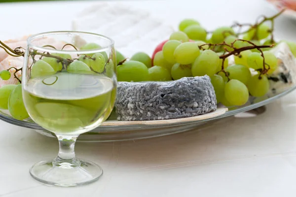 各种类型的奶酪 葡萄和杯白葡萄酒 — 图库照片
