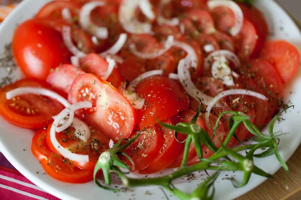 Tomatenscheiben Mit Zwiebeln Und Kräutern — Stockfoto