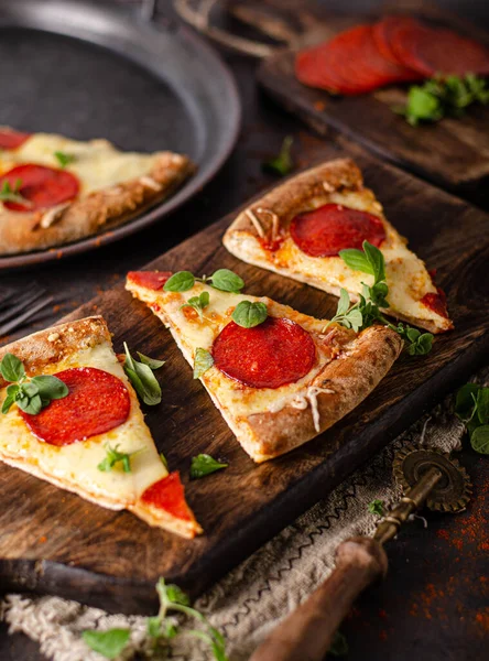 Deliciosa Simples Pizza Caseira Com Salame Afiado Cantos Queijo — Fotografia de Stock