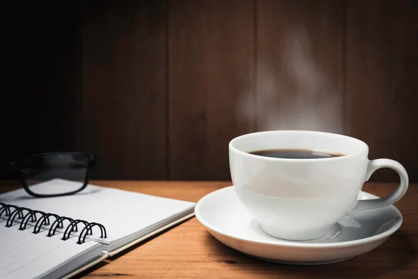 Bordsbord Trä Med Kaffe Arbetsplats Med Anteckningsbok Penna Och Kaffekopp — Stockfoto