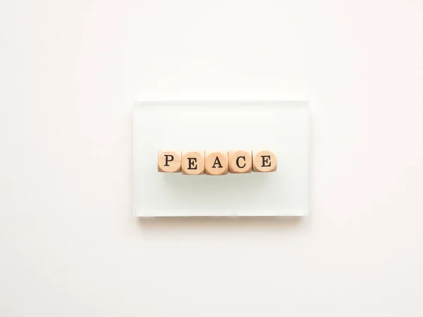 Ξύλινα Μπλοκ Λέξη Ειρήνη Ένα Φωτεινό Φόντο Λευκό Είναι Χρώμα — Φωτογραφία Αρχείου
