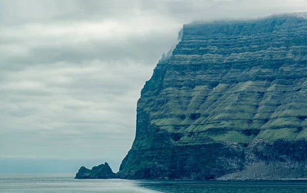 Όμορφη Σκηνή Του Βουνού Και Κλιφ Στην Ομίχλη Νησιά Φερόε — Φωτογραφία Αρχείου