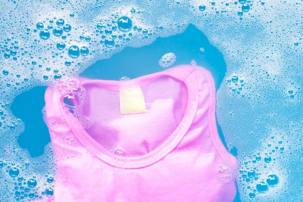 Rosafarbenes Ärmelloses Hemd Für Kinder Eingeweicht Babywaschmittel Wasserauflösung Waschlappen Blauer — Stockfoto