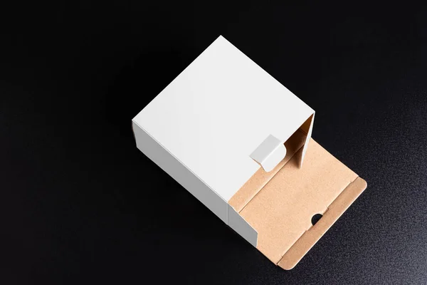 黒の背景に立方体の白い箱を置く Psdスマートオブジェクト層モックアップテンプレート — ストック写真