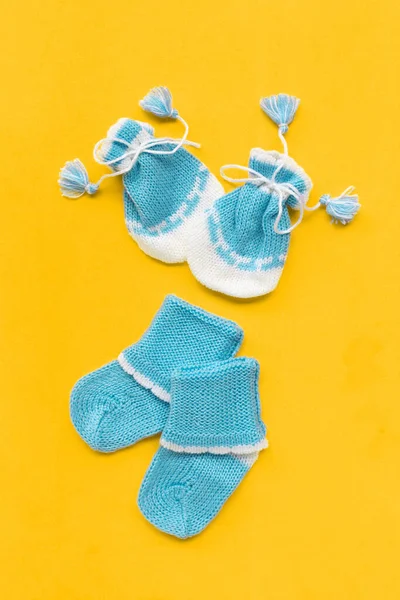 Baby Booties Yellow Background — Stock Photo, Image