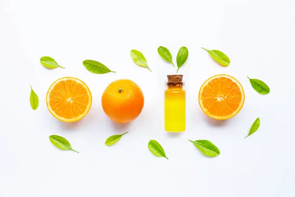 シトラスフルーツオイルナチュラルオレンジビタミンC 白地に新鮮なオレンジと緑の葉 — ストック写真