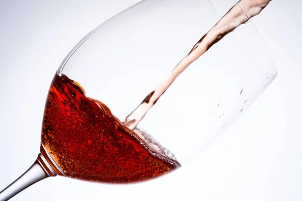 Bir Bardak Kırmızı Şarapla Bardağa Dökerek — Stok fotoğraf