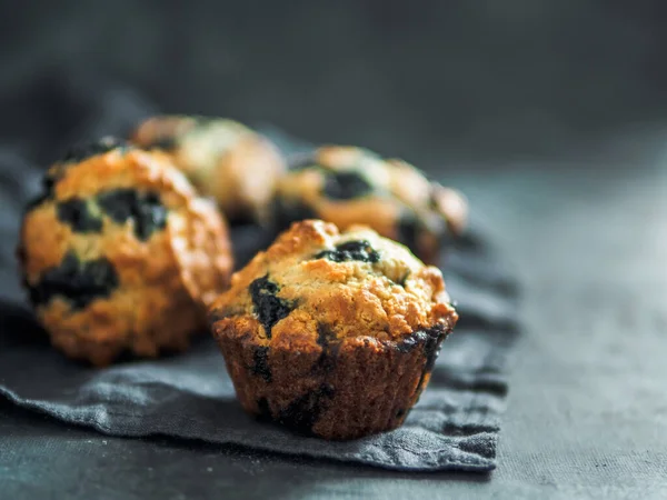 Muffins Maison Chocolat Sucre Poudre Sur Fond Sombre — Photo