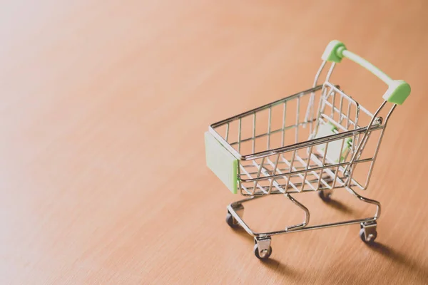 Carrito Compras Para Pequeños Productos Colocados Una Mesa Madera — Foto de Stock