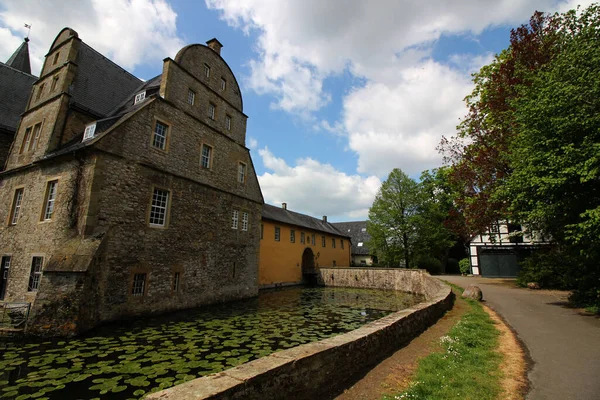 Eine Alte Burg Mit Einer Kapelle — Stockfoto