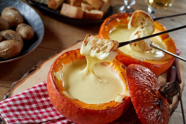 Servindo Fondue Queijo Derretido Restaurante Servido Uma Abóbora Assada Vazada — Fotografia de Stock