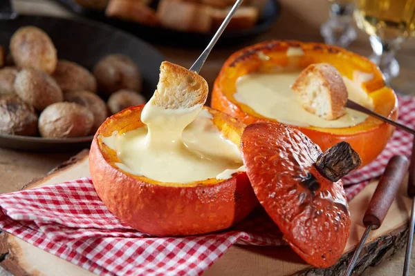 Porciones Individuales Fondue Queso Suizo Servidas Con Trozos Baguette Tostados — Foto de Stock