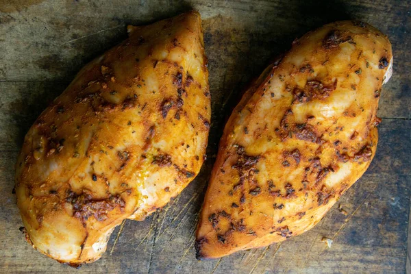 Pittige Gebakken Kipfilet Houten Snijplank Houten Tafel Top Uitzicht Close — Stockfoto