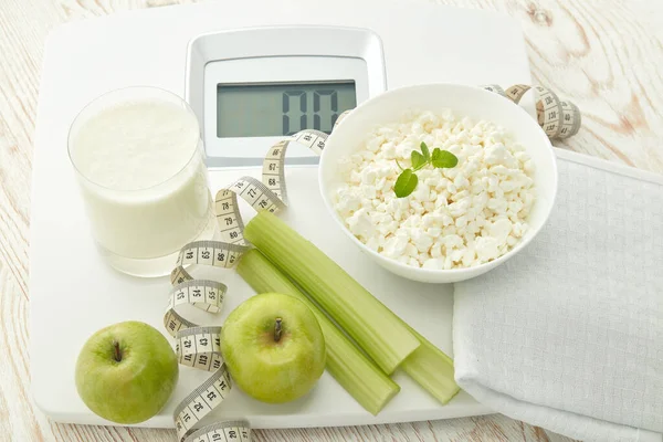 Slimmen Dieet Controle Van Gewicht Stilleven Met Gezond Voedsel Weegschalen — Stockfoto