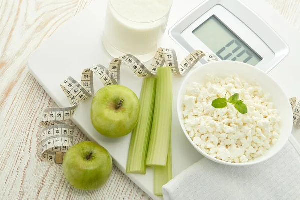 Slimmen Dieet Controle Van Gewicht Stilleven Met Gezond Voedsel Weegschalen — Stockfoto