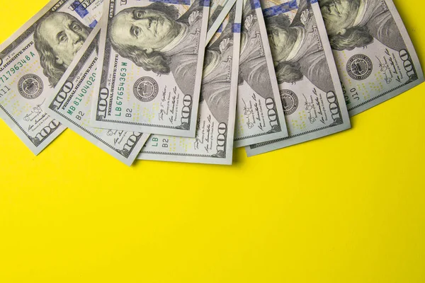 あなたのテキストビジネスのお金の概念のための空の場所 黄色の背景に米ドルのお金の現金 — ストック写真